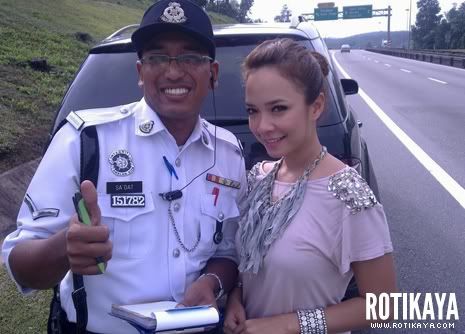 nora danish saman polis trafik 1 (Gambar) Nora Danish Kena Saman, Polis Trafik Seronok Dapat Autograf