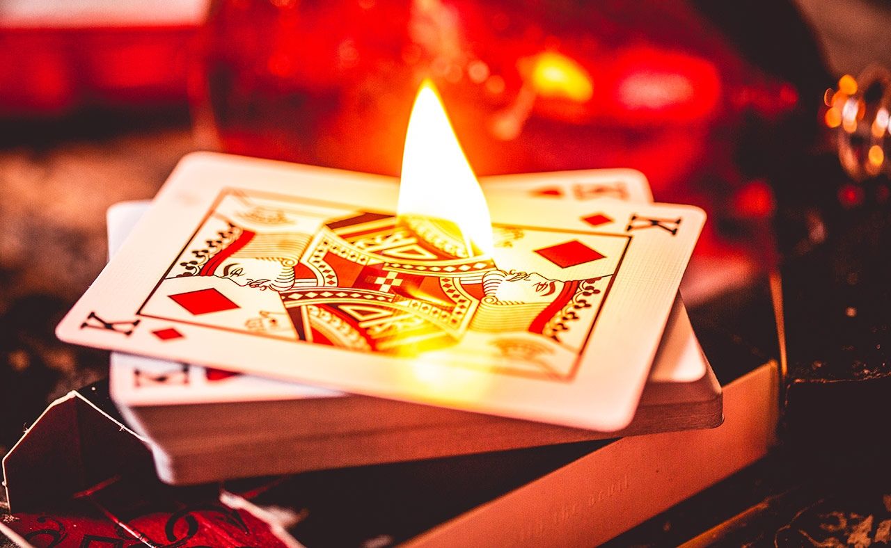 Красная колода. Ellusionist Hellions. Madison Hellions. Madison Hellions v4. Карты Daniel Madison Hellions